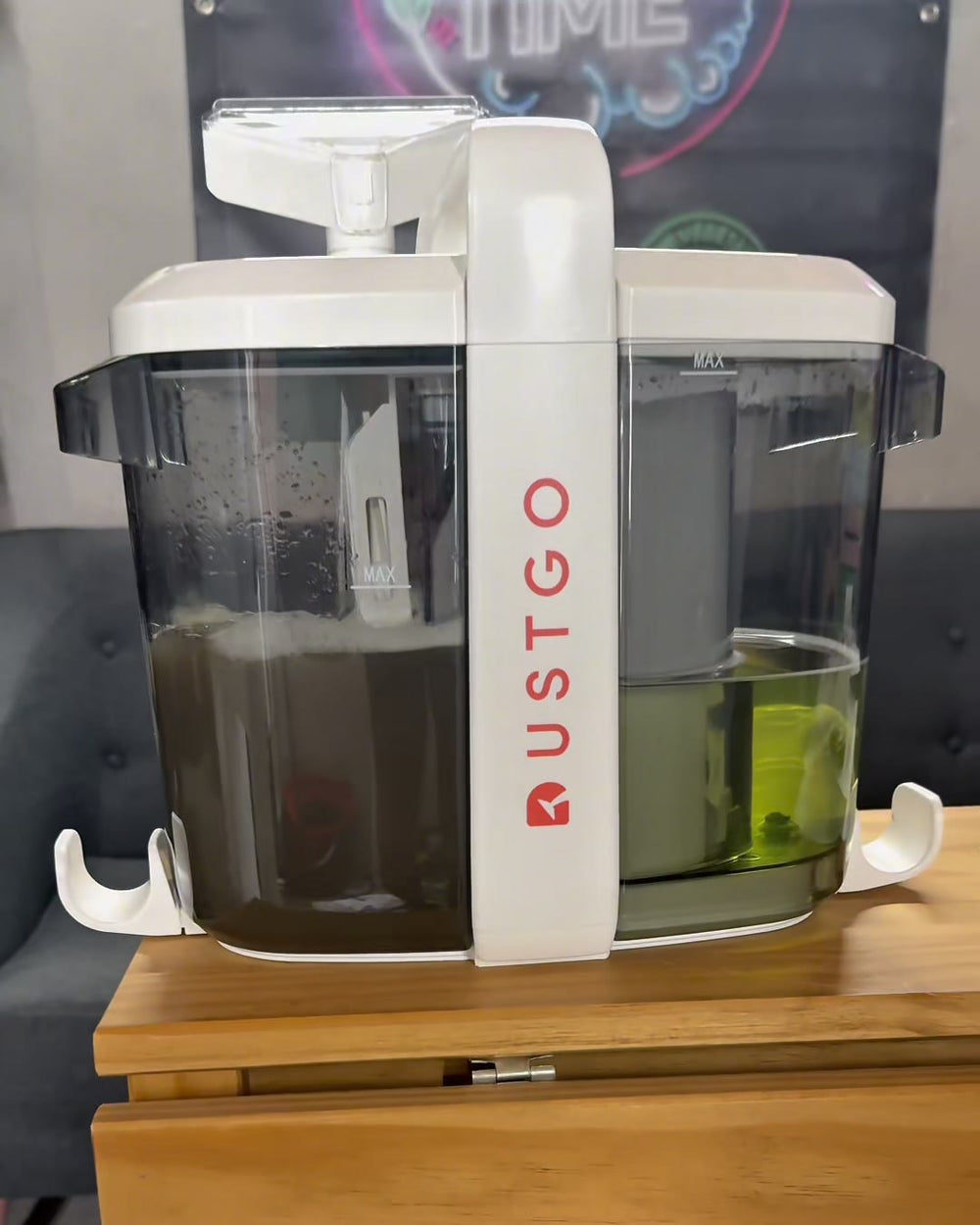 DustGo Ultra 2 après un canapé : réservoir d'eau sale à gauche, eau propre à droite
