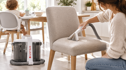 Yaourt, feutre, chocolat, compote : nettoyer les chaises et le canapé avec des enfants en bas âge