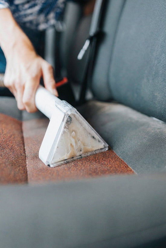 Nettoyage d'un siège de voiture avec la DustGo Ultra 2