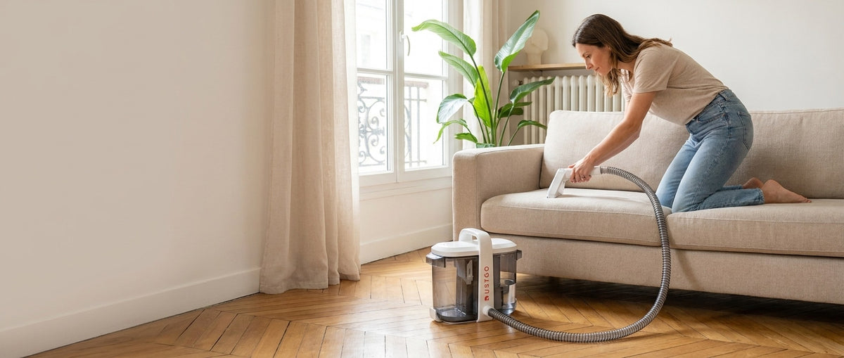 DustGo Ultra 2 dans un salon, nettoyage d'un canapé