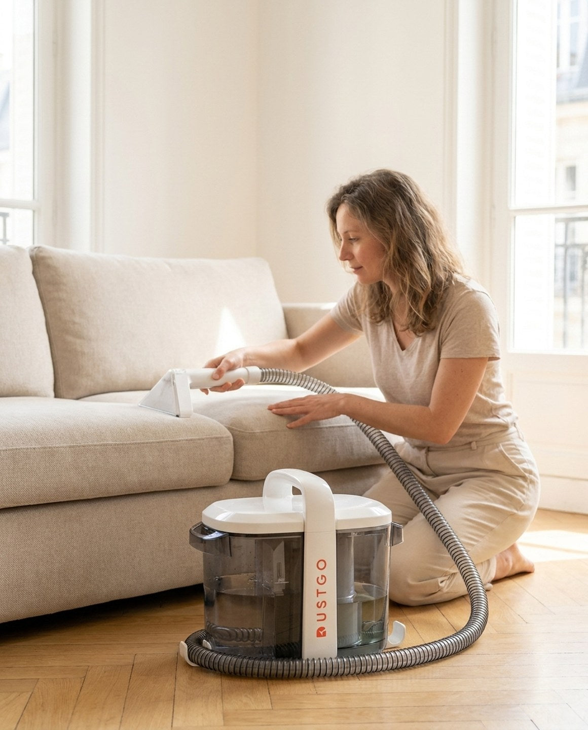 DustGo Ultra 2 dans un salon, nettoyage d'un canapé