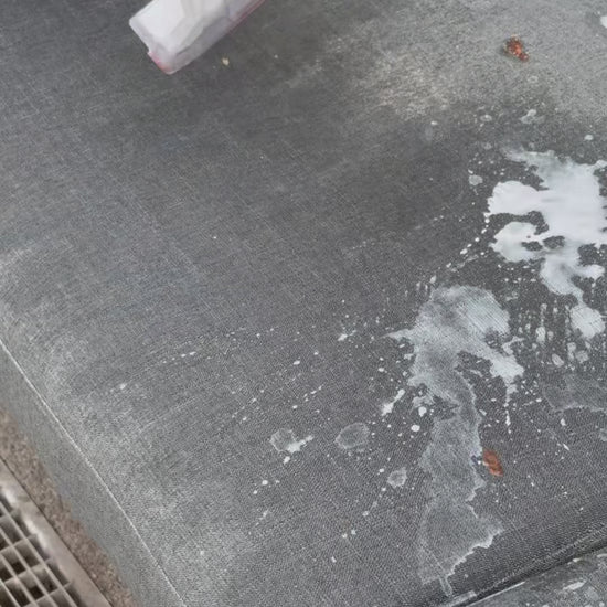 Shampouineuse DustGo : canapé taché nettoyé, réservoir d'eau sale à la fin