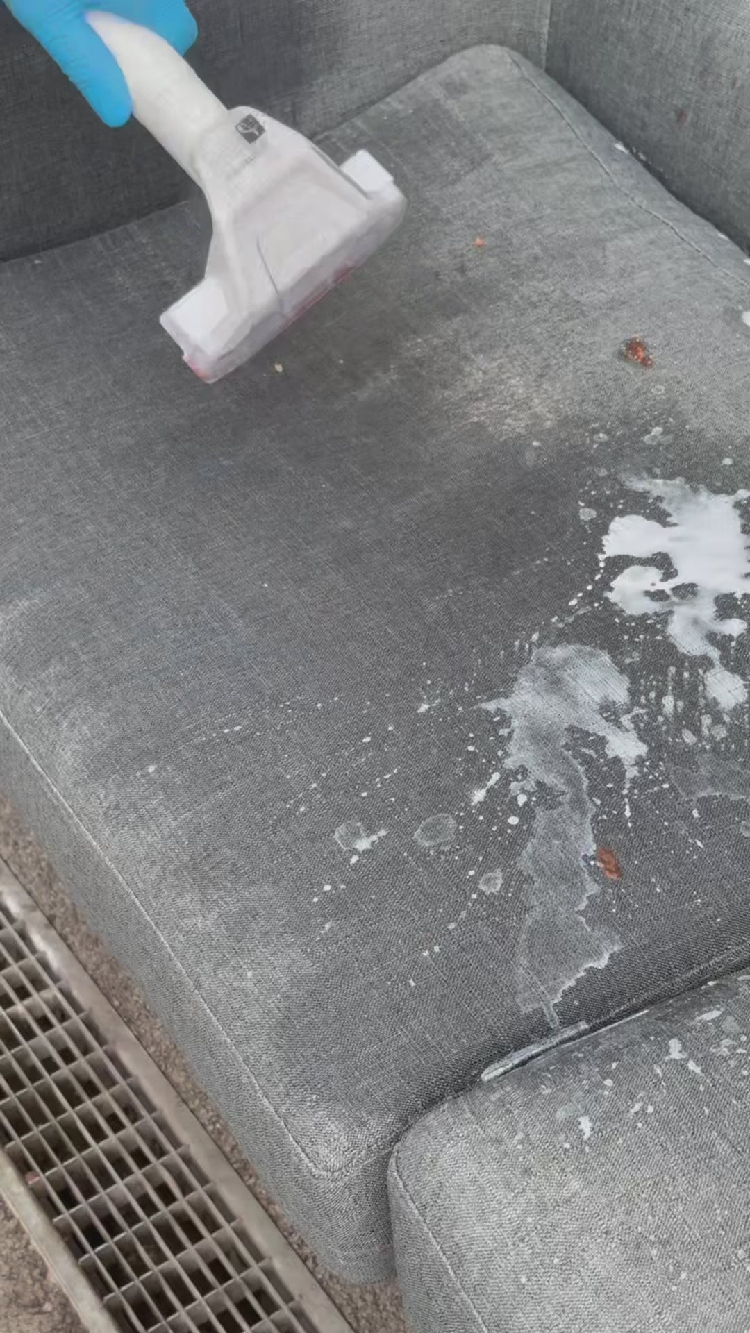 Shampouineuse DustGo : canapé taché nettoyé, réservoir d'eau sale à la fin