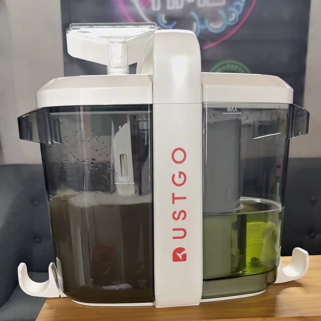 DustGo Ultra 2 : nettoyage d'un canapé, réservoir d'eau sale à la fin (vidéo réelle, 26 s)
