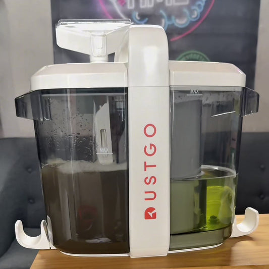 DustGo Ultra 2 : nettoyage d'un canapé, réservoir d'eau sale à la fin (vidéo réelle, 26 s)
